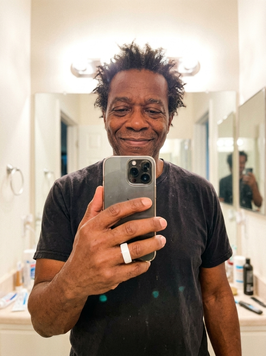 Kevin M. wearing Mend & Co N°01 Smart Ring